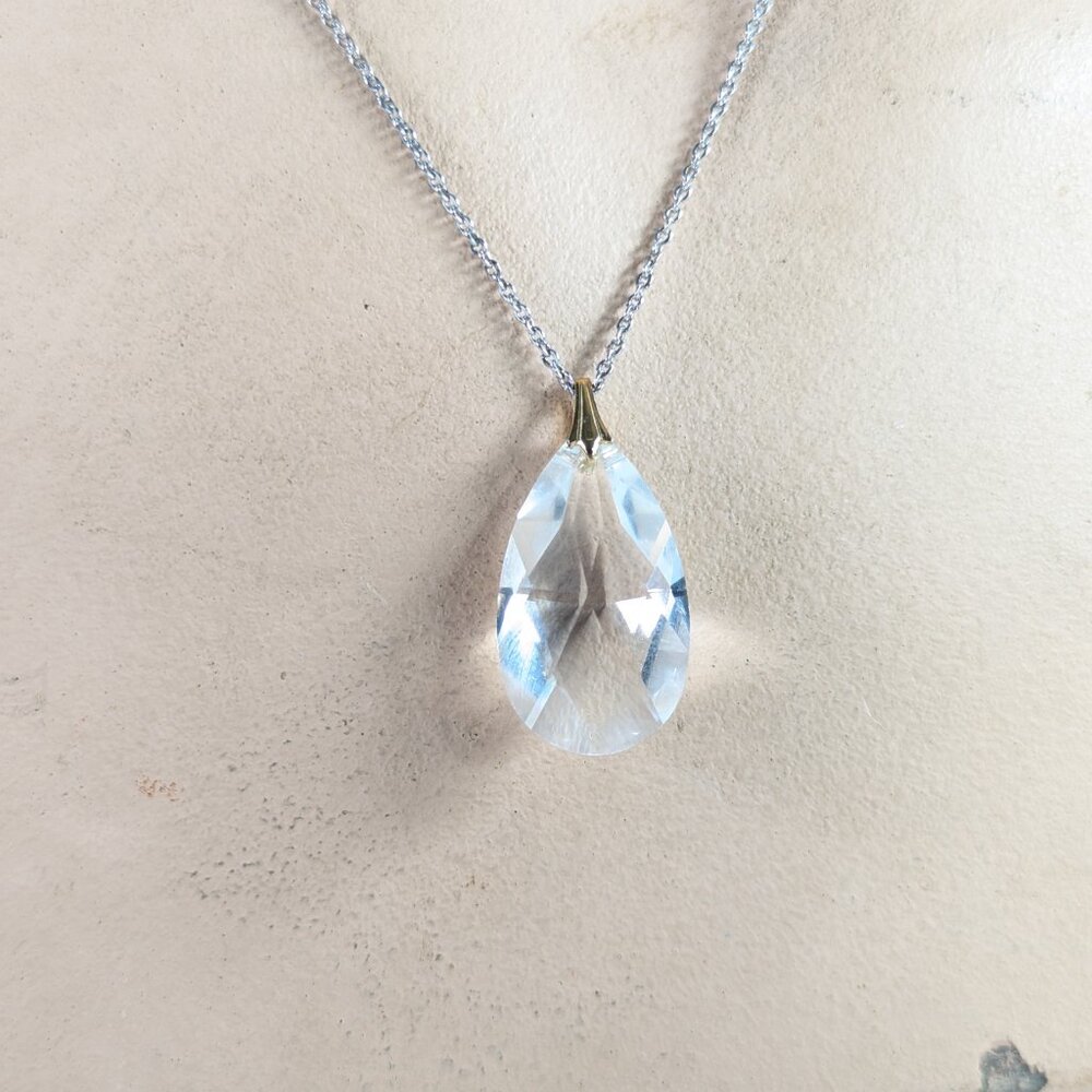 Clear glass crystal teardrop pendant on silver toned chain